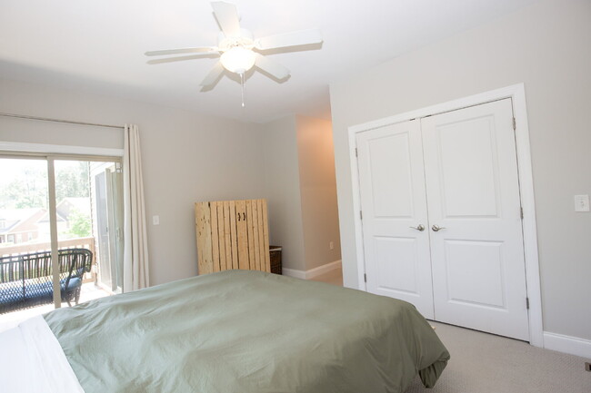 Building Photo - Charming End-Unit Townhome in Southern Pines