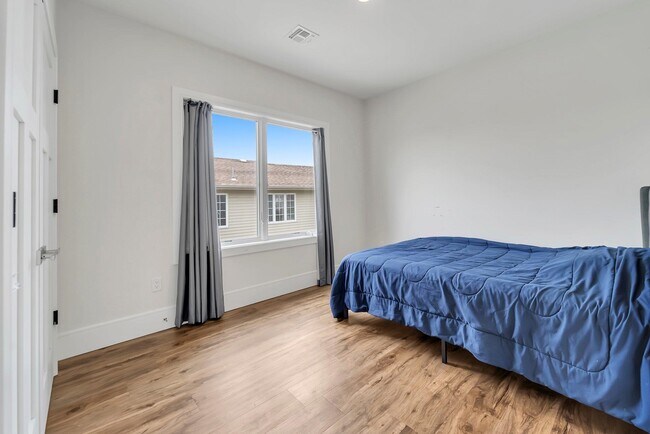 Building Photo - 285 JULIANNE Ter