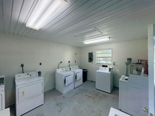 Building Photo - Check Out This 2Bedroom/1Bath Apartment!