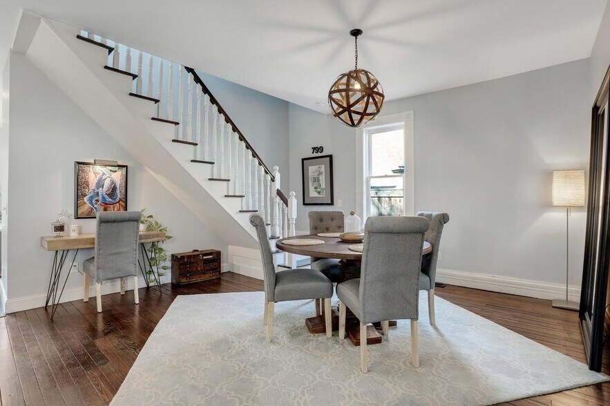 Building Photo - 799 S Lazelle St