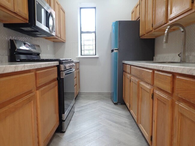 Building Photo - 982 Dumont Ave