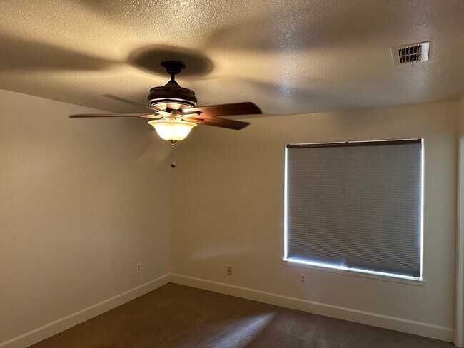 Building Photo - MODESTO 3 BEDROOM 2 BATH HOME
