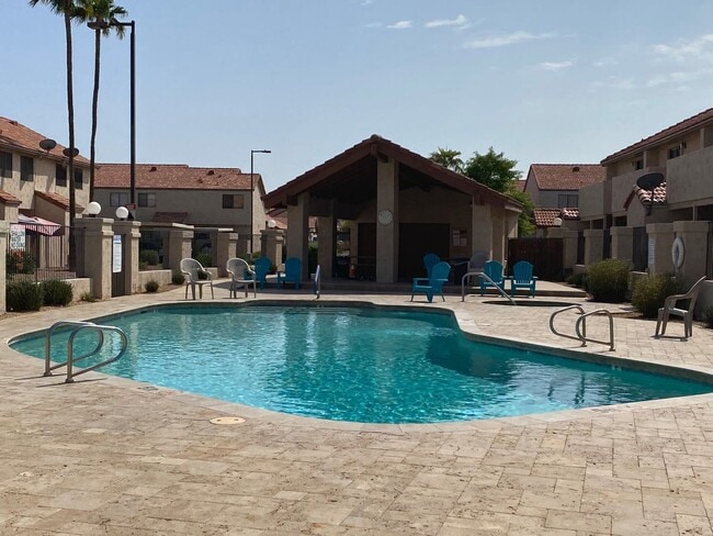 Building Photo - Chandler Townhouse 2 Bed & 1.5 Bath - 2 Story w/New Carpeting Full Size Washer/Dryer