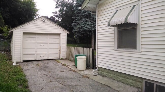 Building Photo - 3 Bedroom Morton Meadows Home for Rent - Close to Everything!