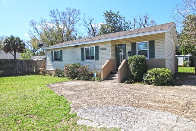 Building Photo - Cozy 3-Bedroom Home Near Downtown Pensacol...