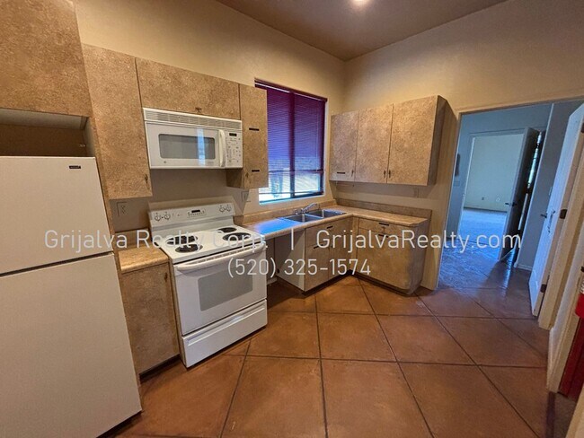 Building Photo - Huge Retreat Style Property for Rent in Central Tucson (Ft Lowell/Campbell)