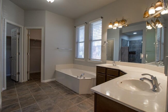 Building Photo - 504 Oakwood Blvd