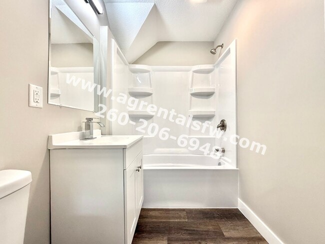 Building Photo - 615 W 4th St