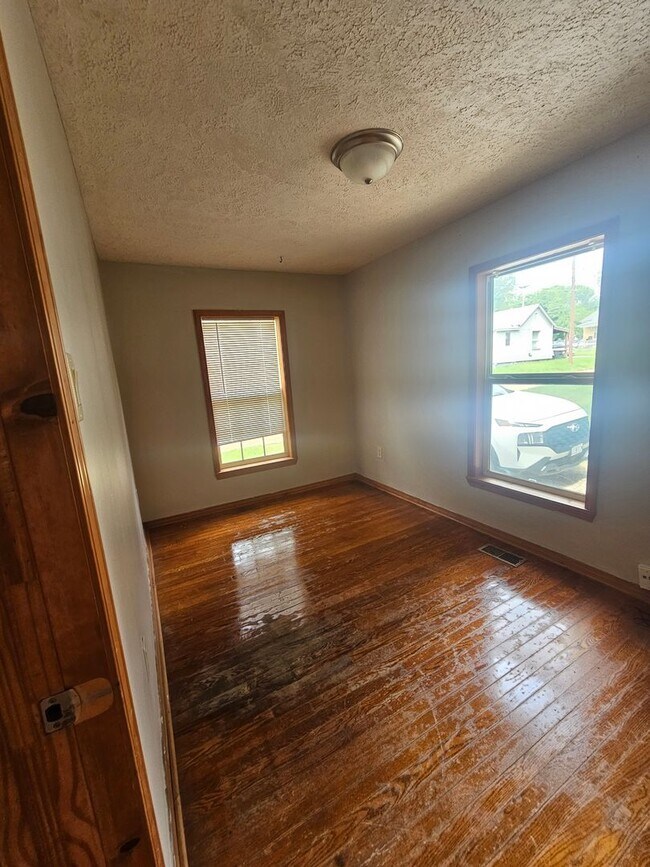 Building Photo - 3 bedroom | 1 Bathroom Home | Pets Welcome!