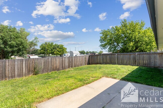 Building Photo - 3 bedroom Townhome in Andover