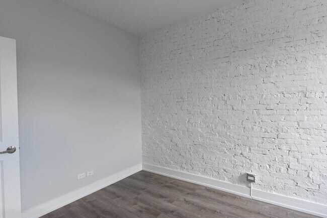 Building Photo - 7624 N Eastlake Terrace