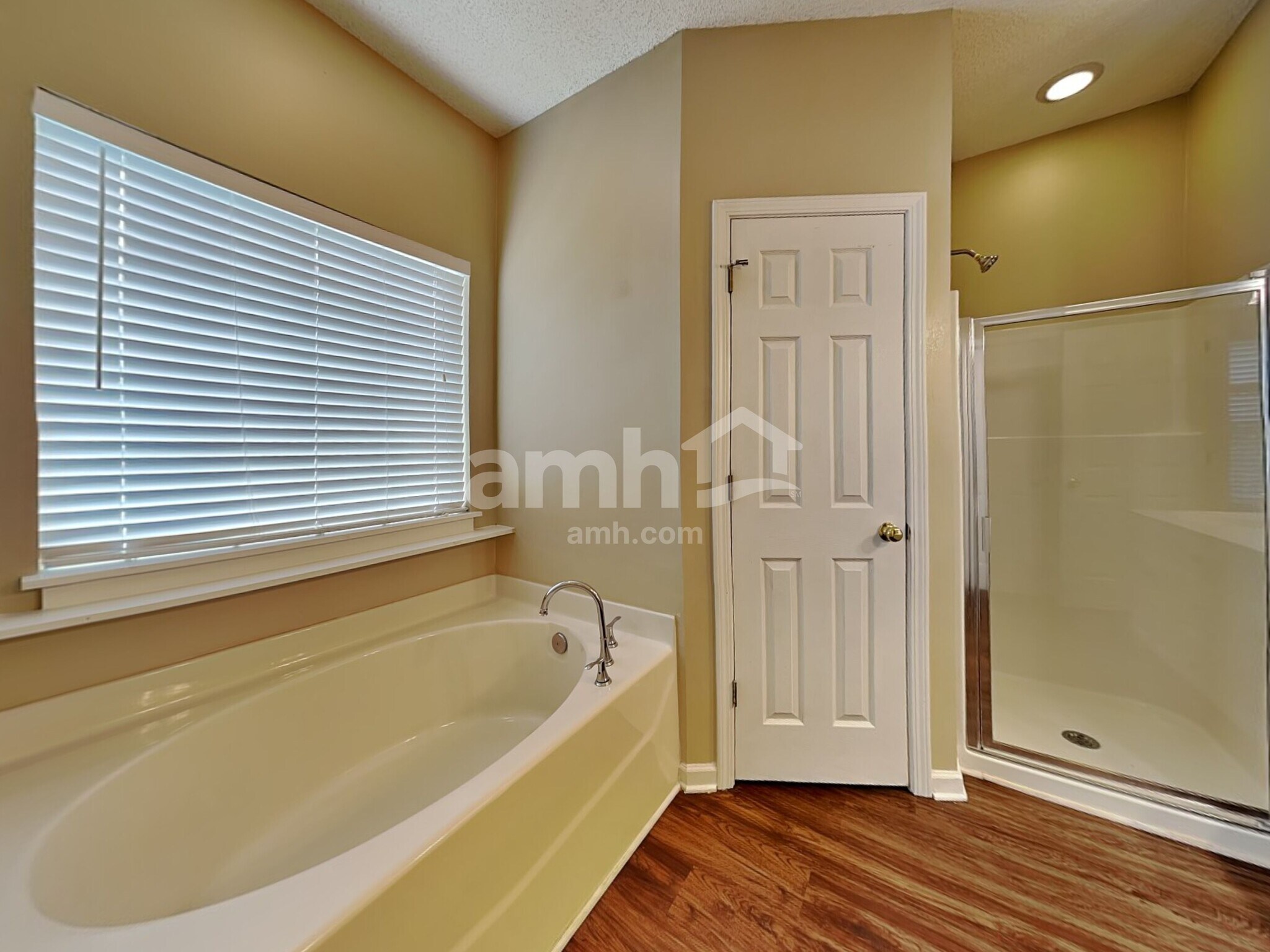 Building Photo - 4038 River Falls Dr