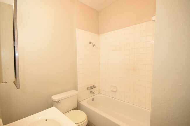 Building Photo - 2909 Bonham St