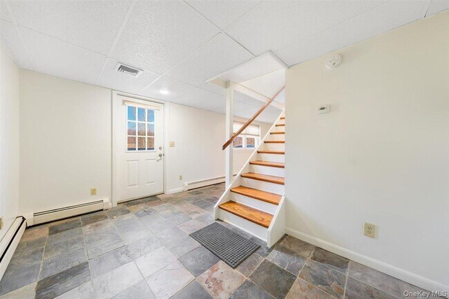 Building Photo - 22 Quaker Hill Rd