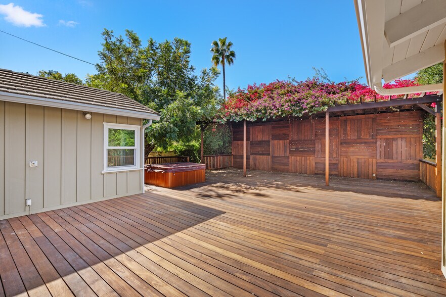 Building Photo - 8757 Encino Ave