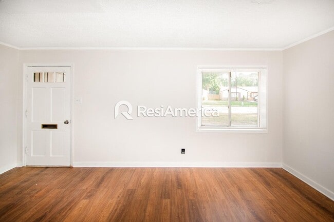 Building Photo - Newly Renovated 3/1 In 38111