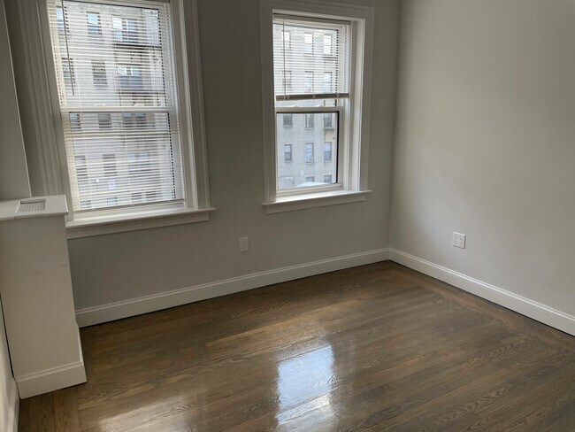 Building Photo - 20 Queensberry St