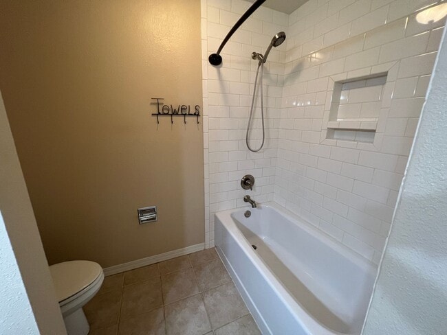 Building Photo - 5 bedroom 3 bathroom home for rent