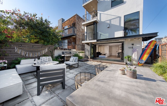 Building Photo - 5317 Pacific Ave