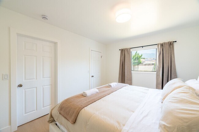 Building Photo - Relaxing 4BR Family Home Near Attractions ...