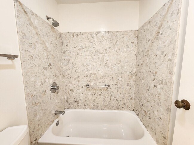 Building Photo - Top floor Woodlake condo, corner location