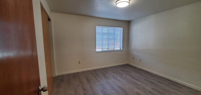 Building Photo - Beautifully Renovated 2 Bed 1.5 Bath Townh...