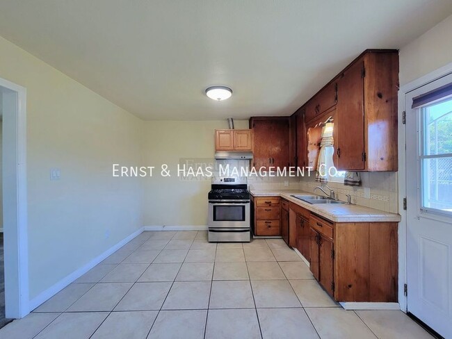 Building Photo - 15132 S Frailey Ave