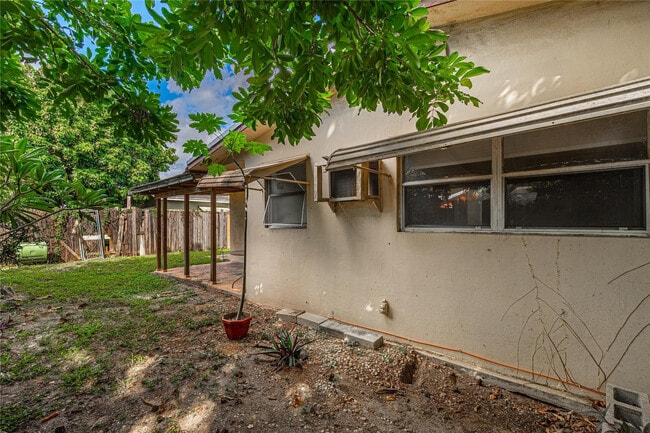 Building Photo - 6220 SW 9th Ct