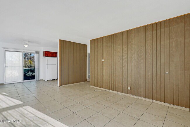 Building Photo - 10068 Oakwood Dr