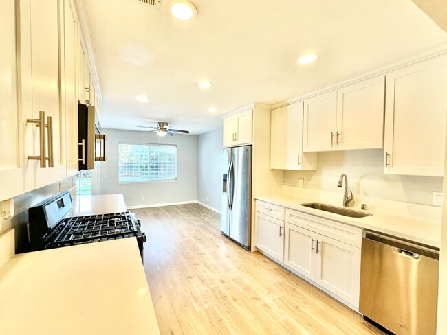 Building Photo - Beautiful, Single-Story, Updated, Private ...