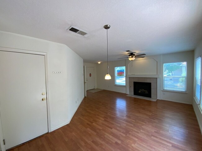 Building Photo - 3 Bedroom Home Available In Gated Communit...