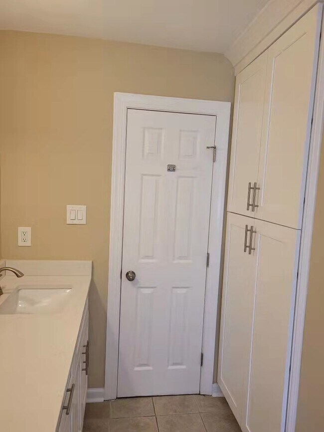 Building Photo - 520 Williamsburg Rd