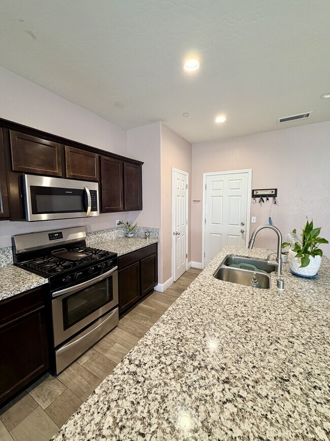 Building Photo - 1736 Berry St