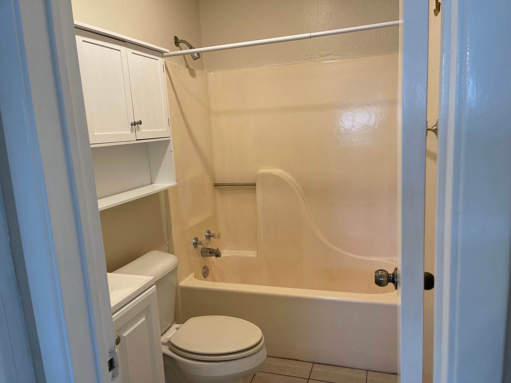 Bathroom - 819 E Lindsey St