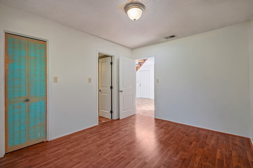 Building Photo - 302 Venture Blvd S