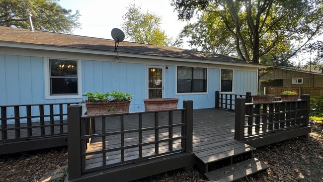 Building Photo - 905 Van Ave