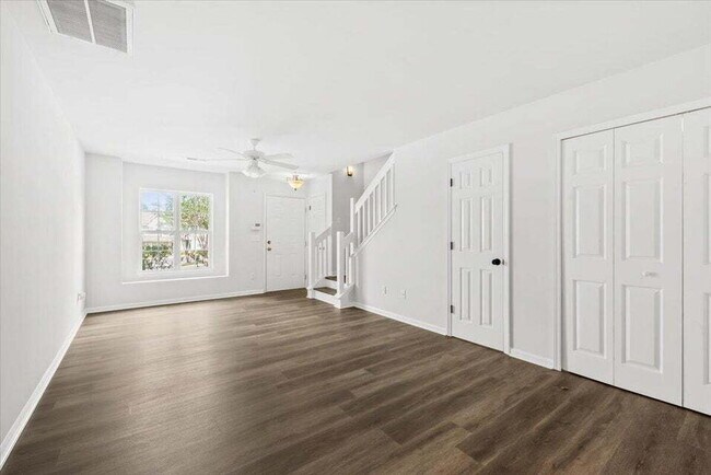 Building Photo - 2 Bedrooms Townhouse