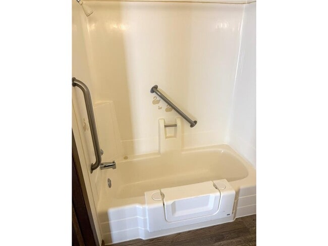 Building Photo - 102 Madison Ave N