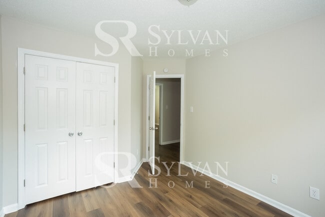 Building Photo - This home exudes a cheerful and welcoming charm!