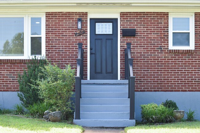 Building Photo - 5 Bedroom || 2 Bathroom - Single Family Ho...