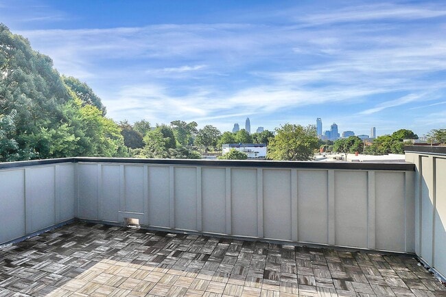 Building Photo - Stunning 3 Bedroom Townhome Near Uptown - ...