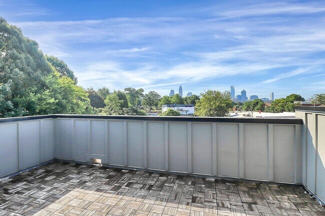 Building Photo - Stunning 3 Bedroom Townhome Near Uptown Ch...
