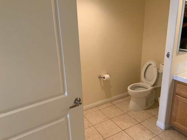 Building Photo - Fully Furnished Unit!!!