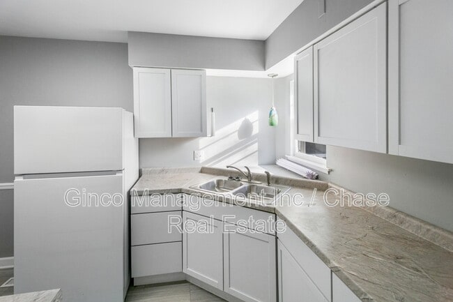 Building Photo - 522 W Lawn St