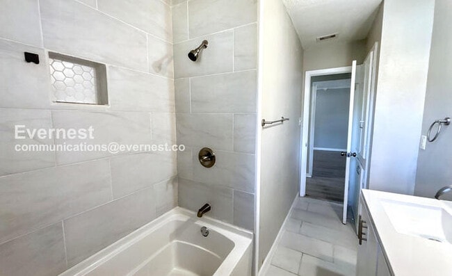 Building Photo - 2709 27th Ave N