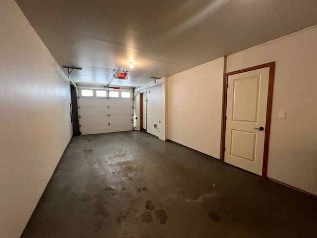 Building Photo - Spacious 2 Bed 2.5 Bath Townhome with Atta...