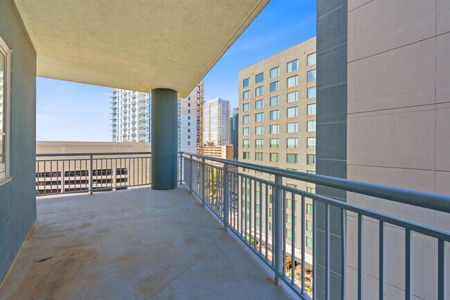 Building Photo - 603 Davis St