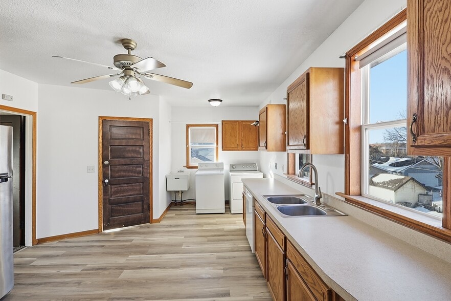 Building Photo - 104 Jessamine Ave W