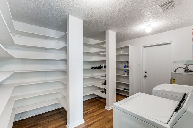Building Photo - SPACIOUS 4-BEDROOM HOME IN PARKWOOD