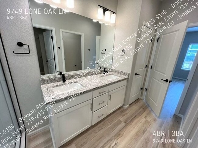 Building Photo - 9749 Lone Oak Ln